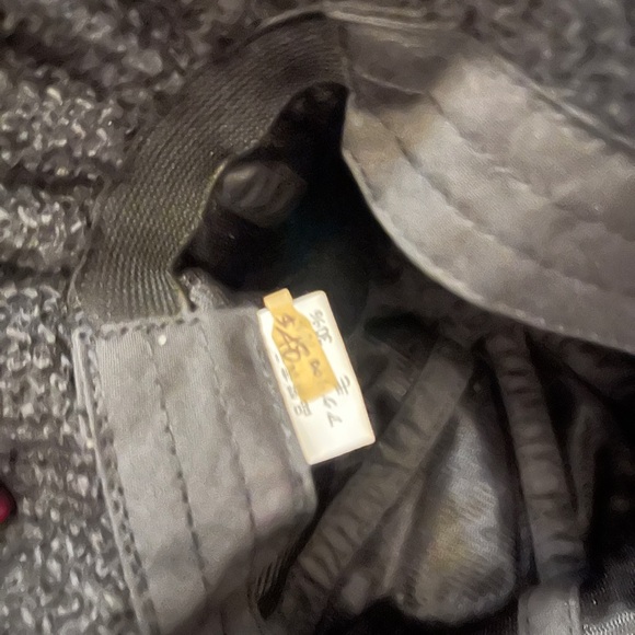 Black fall winter hat with moldable brim, and flower detail - Picture 3 of 3